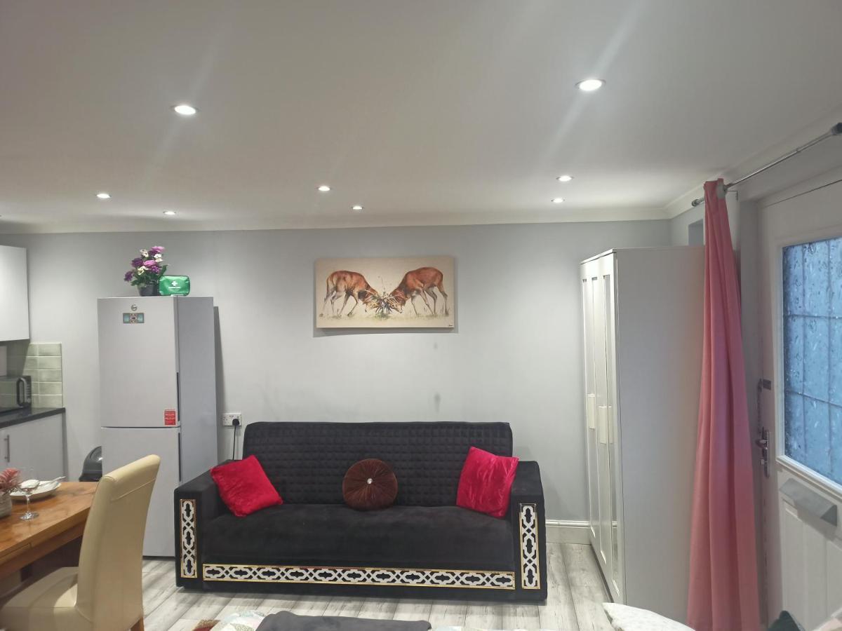 Homey Studio In Newport Perfect For Couples & Travelers Exterior photo