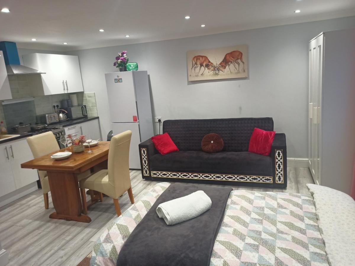 Homey Studio In Newport Perfect For Couples & Travelers Exterior photo