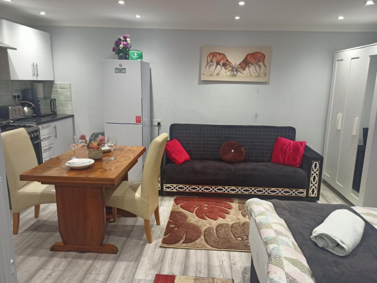Homey Studio In Newport Perfect For Couples & Travelers Exterior photo