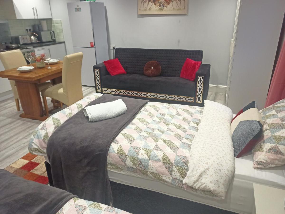 Homey Studio In Newport Perfect For Couples & Travelers Exterior photo