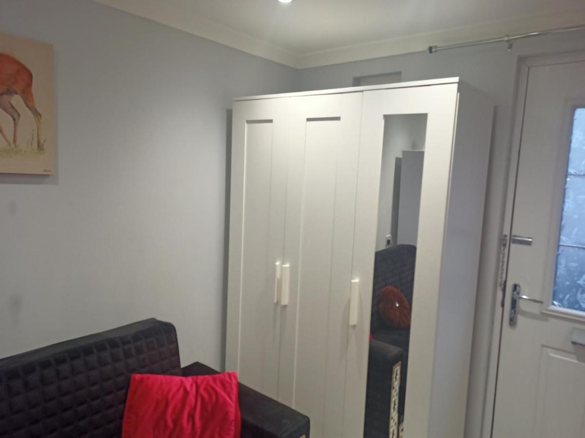 Homey Studio In Newport Perfect For Couples & Travelers Exterior photo
