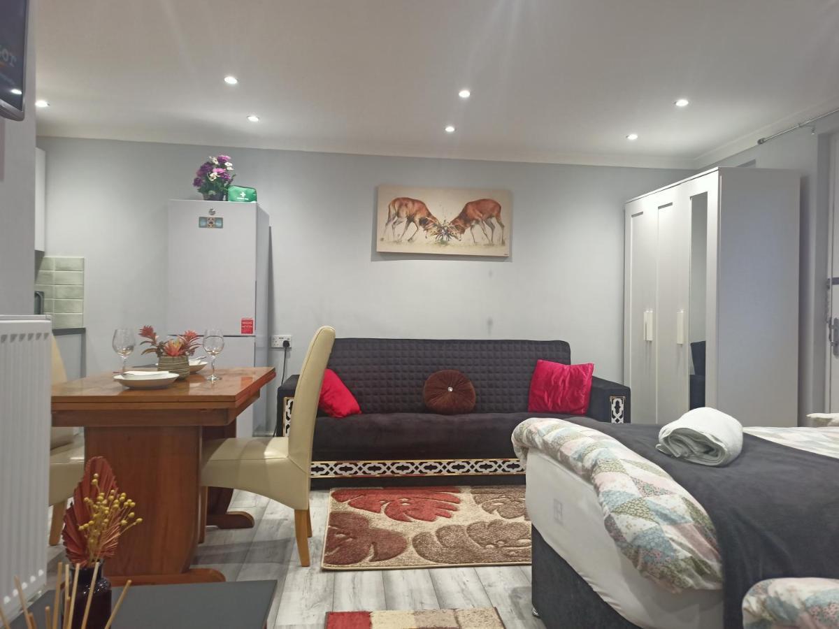Homey Studio In Newport Perfect For Couples & Travelers Exterior photo
