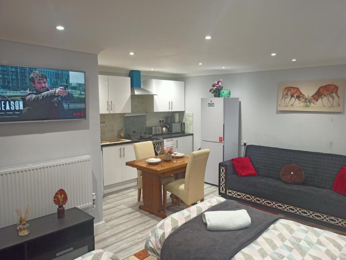 Homey Studio In Newport Perfect For Couples & Travelers Exterior photo